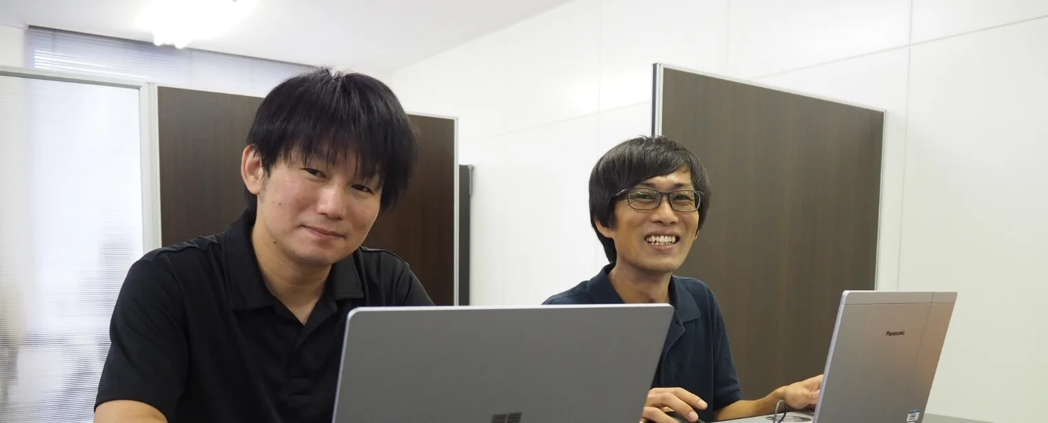 ノートパソコンで作業するエンジニアの様子