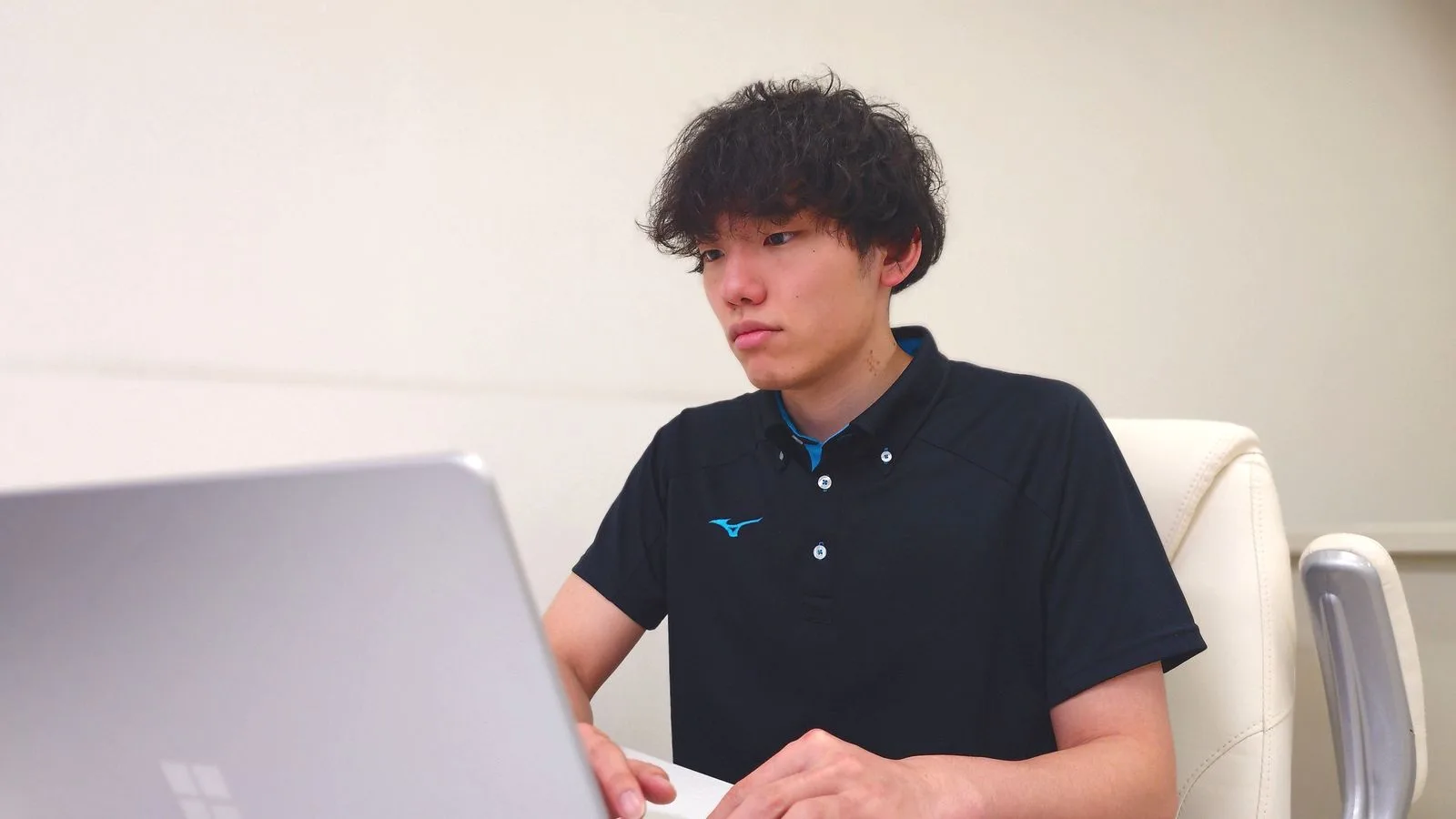 パソコンに向かって作業するエンジニアの様子